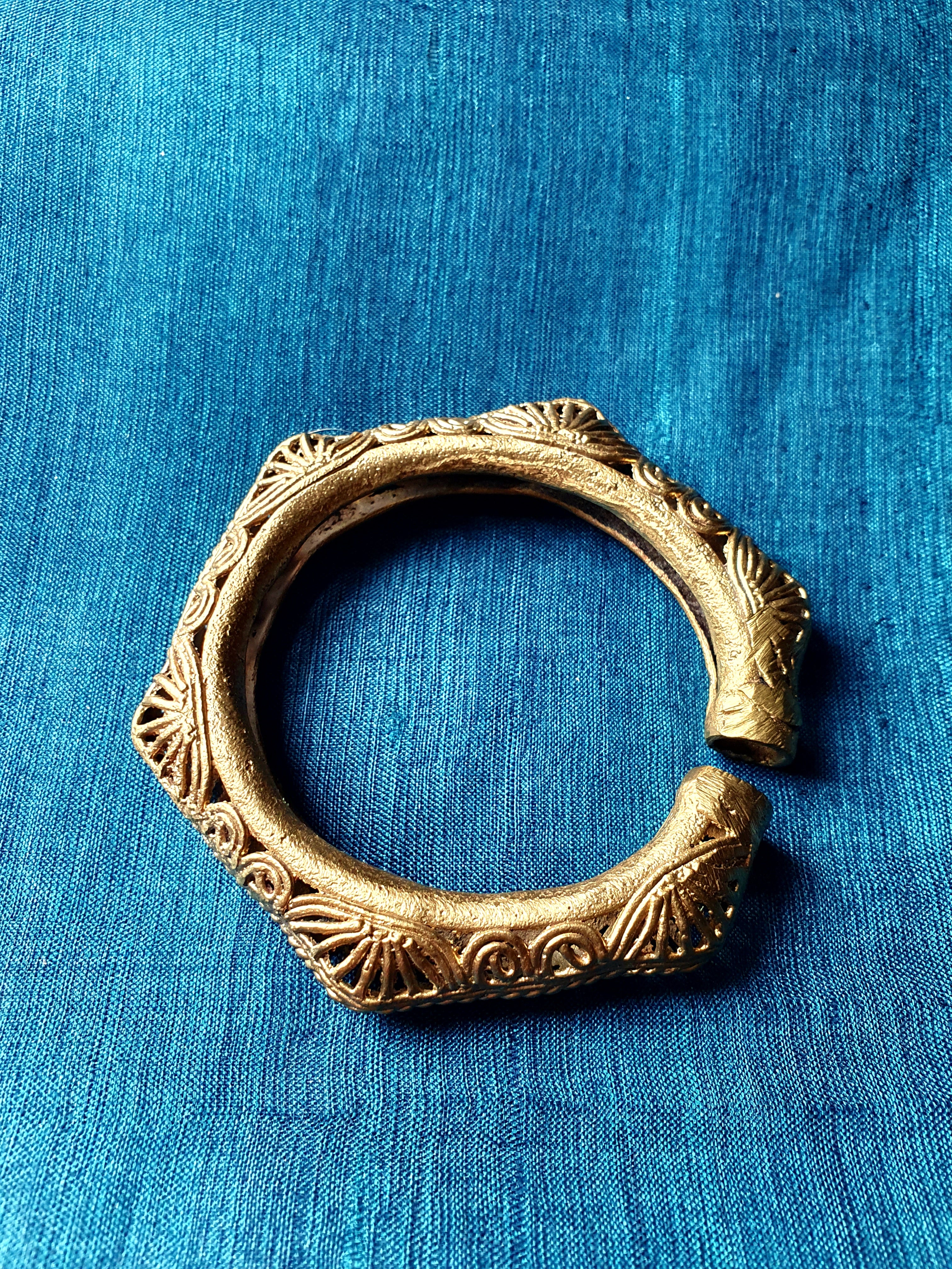 Hand-Made Dokra Bangle (Hexagonal, Natural) DJGK-HB-005